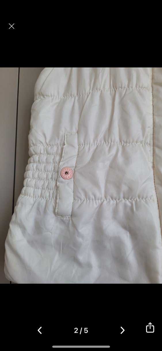 Kız Çocuk Beyaz Kapüşonlu Düğmeli Yelek - Görsel 2