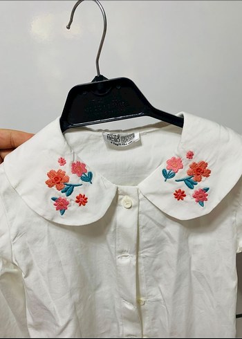 Nakışlı Yakalı Beyaz Kız Gömlek - Görsel 2