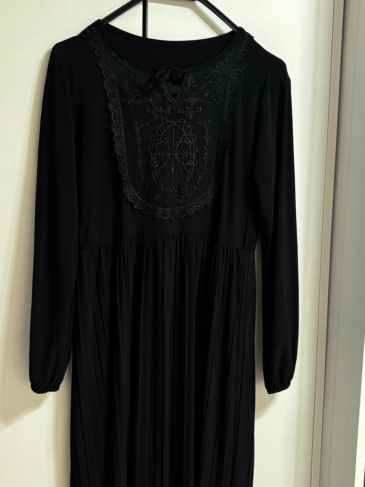 Uzun Kollu Siyah Piliseli  Elbise - Görsel 2