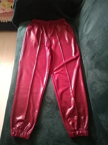 İpekyol,deri görünümlü, parlak bordo pantolon. 