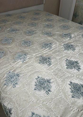 Gri ve mavi Nakışlı Beyaz Yatak Örtüsü - Görsel 5