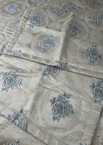 Gri ve mavi Nakışlı Beyaz Yatak Örtüsü - Görsel 2