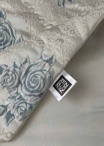 Gri ve mavi Nakışlı Beyaz Yatak Örtüsü - Görsel 4