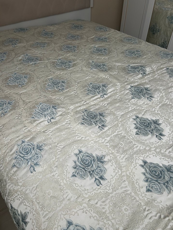 Gri ve mavi Nakışlı Beyaz Yatak Örtüsü - Görsel 5