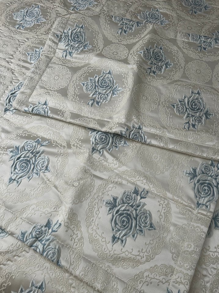 Gri ve mavi Nakışlı Beyaz Yatak Örtüsü - Görsel 2