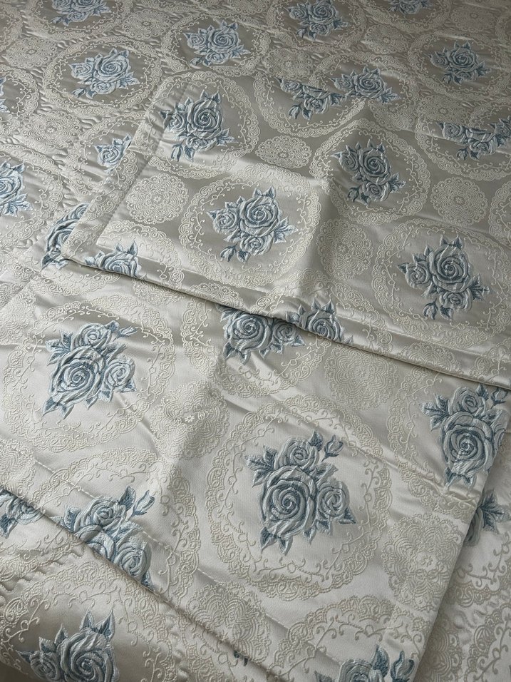 Gri ve mavi Nakışlı Beyaz Yatak Örtüsü - Görsel 3