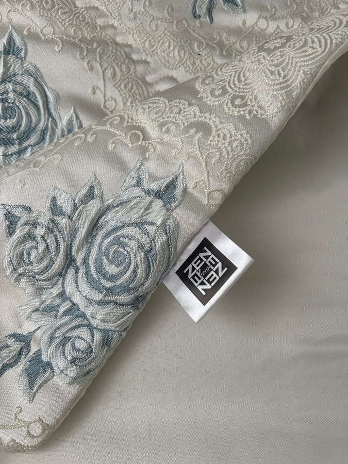Gri ve mavi Nakışlı Beyaz Yatak Örtüsü - Görsel 4