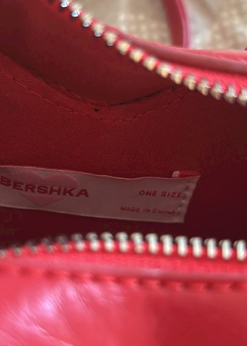 Bershka Bershka Kırmızı Deri Kalp Şeklinde Nakışlı Çanta