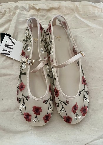 Zara Çiçek İşlemeli Beyaz Babet
