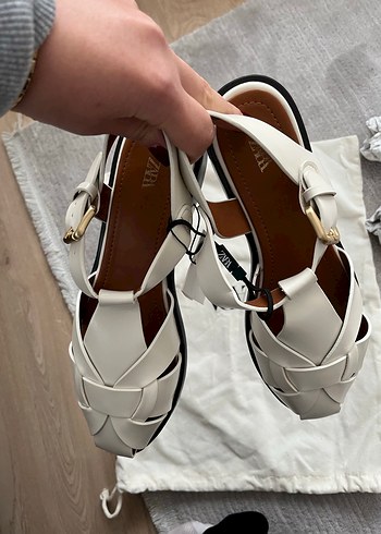 Zara Beyaz Deri Toka Detaylı Dolgu Topuklu Kadın Sandalet - Görsel 2