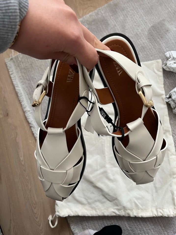 Zara Beyaz Deri Toka Detaylı Dolgu Topuklu Kadın Sandalet - Görsel 2