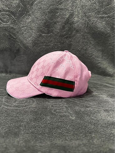 Pembe Gucci şapka
