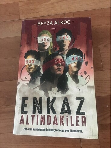 Enkaz Altındakiler