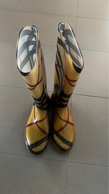 Burberry yağmur çizmesi