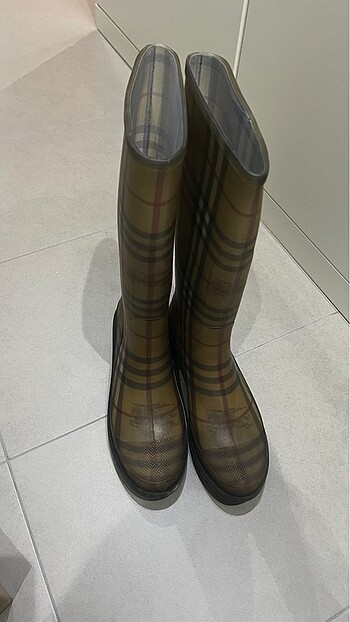 Burberry yağmur çizmesi