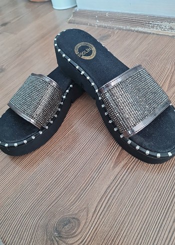 Boncuk Detaylı Gri Dolgu Topuk Terlik