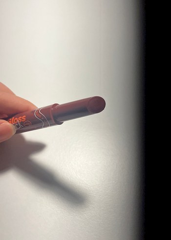 Bej Tonlu Koyu Renkli Dudak Parlatıcısı - Görsel 2