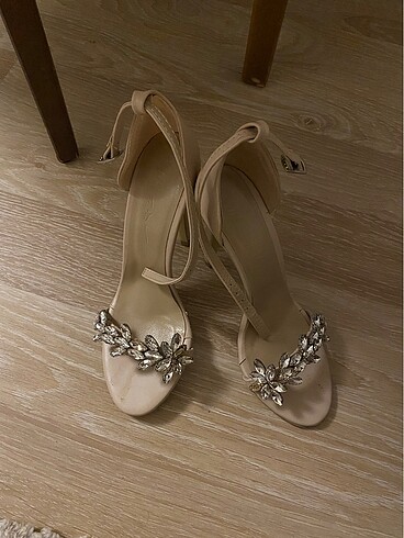 Taşlı stiletto