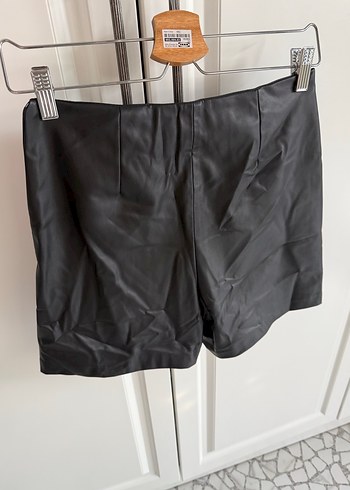 Düğmeli Siyah suni deri şort - Görsel 4