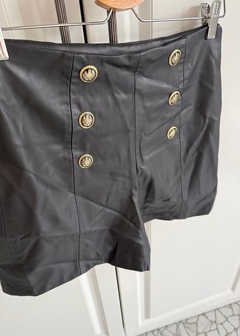 Düğmeli Siyah suni deri şort - Görsel 3