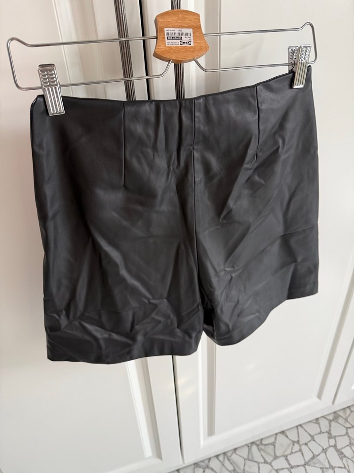 Düğmeli Siyah suni deri şort - Görsel 4
