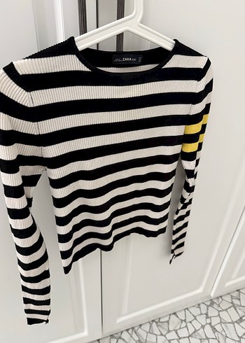 Siyah Beyaz Çizgili Sarı Detaylı Kazak - Görsel 4