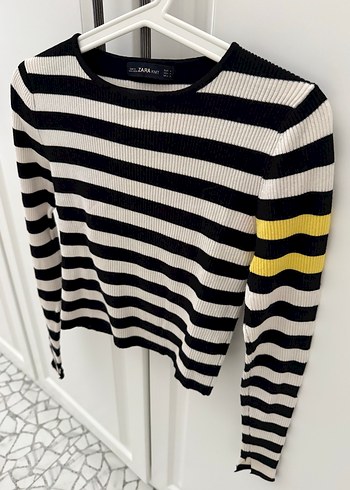Siyah Beyaz Çizgili Sarı Detaylı Kazak - Görsel 3