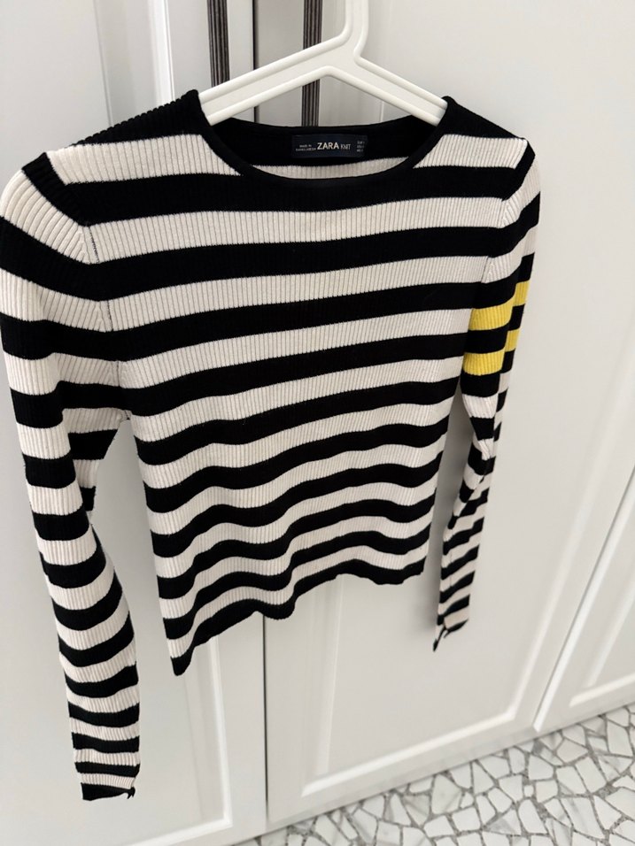 Siyah Beyaz Çizgili Sarı Detaylı Kazak - Görsel 4