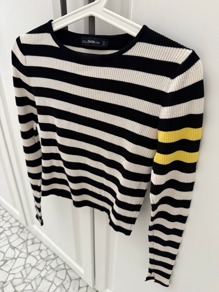 Siyah Beyaz Çizgili Sarı Detaylı Kazak - Görsel 3