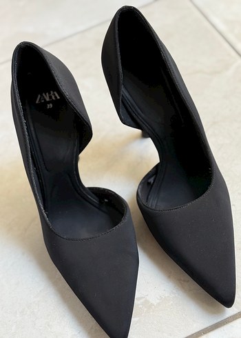 Siyah Piliseli Stiletto Topuklu Kadın Ayakkabı
