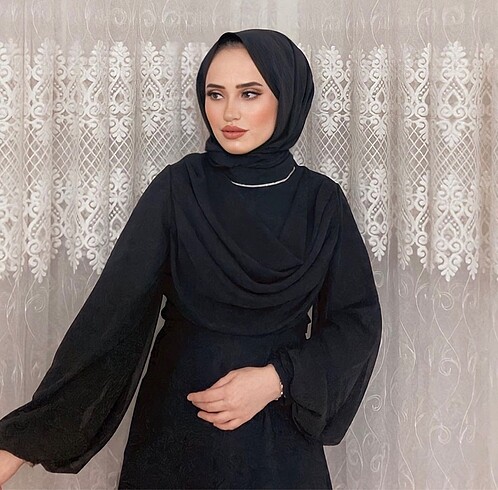 Siyah ikili takım kolları tüldür pantolonuyla beraber