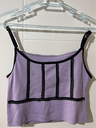 Lila Dantel Detaylı Askılı Crop Bluz