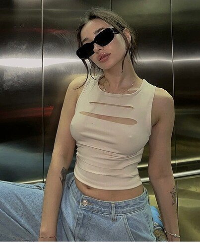 Kesik Detaylı Bej Rengi Crop Bluz