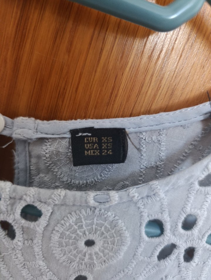 Xs beden Gri Kısa Kollu Dantel İşlemeli Kadın Bluz - Görsel 2