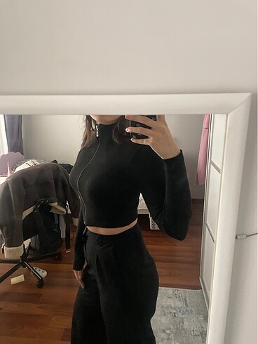 s Beden Önden fermuarlı siyah crop üst