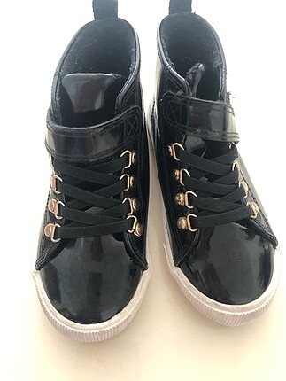 28 Beden siyah Renk H&M 28 numara siyah rugan bot