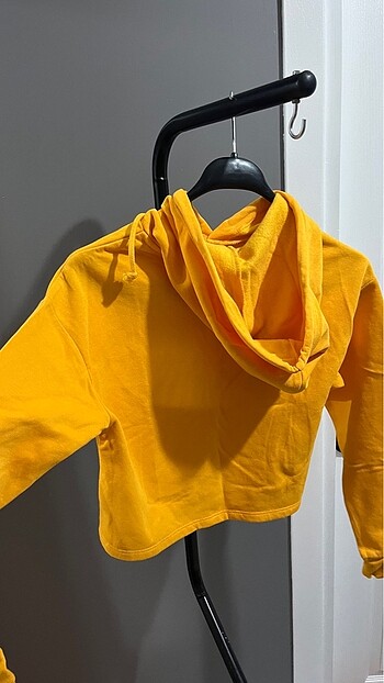 H&M SARI CROP SWEATSHİRT