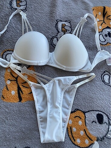 Üçgen taş detaylı bikini takımı