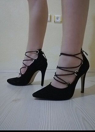 Siyah bağcıklı stiletto topuklu