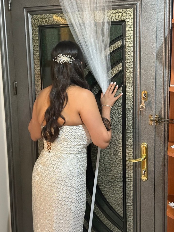 Boncuk İşlemeli Beyaz Straplez Uzun Abiye - Görsel 4