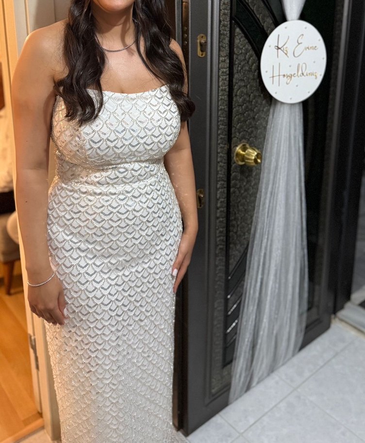 Boncuk İşlemeli Beyaz Straplez Uzun Abiye - Görsel 3