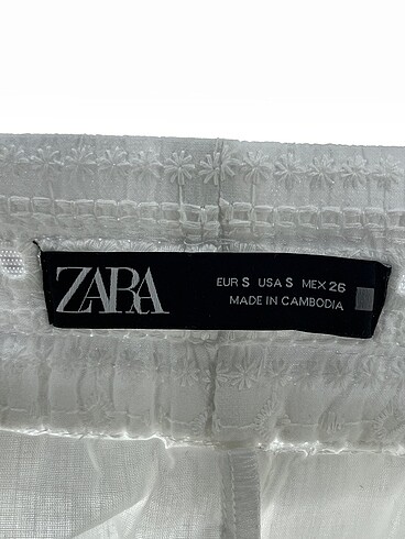 s Beden beyaz Renk Zara Mini Şort %70 İndirimli.
