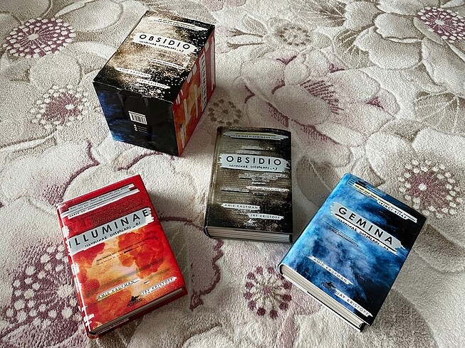 ILLUMINAE SERİSİ KUTULU