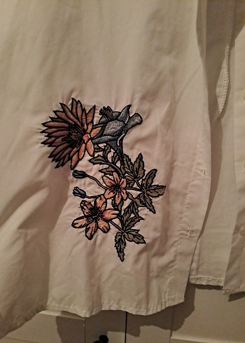 Nakışlı Beyaz katlanabilir Kol Gömlek - Görsel 2