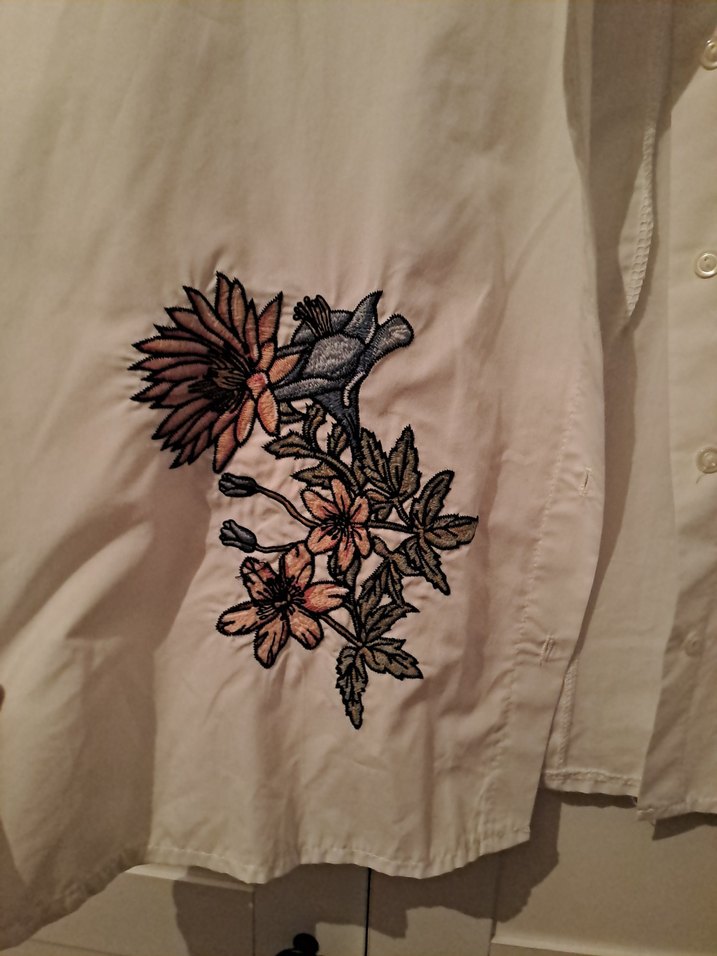 Nakışlı Beyaz katlanabilir Kol Gömlek - Görsel 2