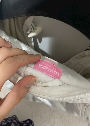 Düğmeli Beyaz Nakışlı Kız Mont - Görsel 5