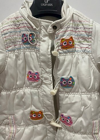 Düğmeli Beyaz Nakışlı Kız Mont - Görsel 4