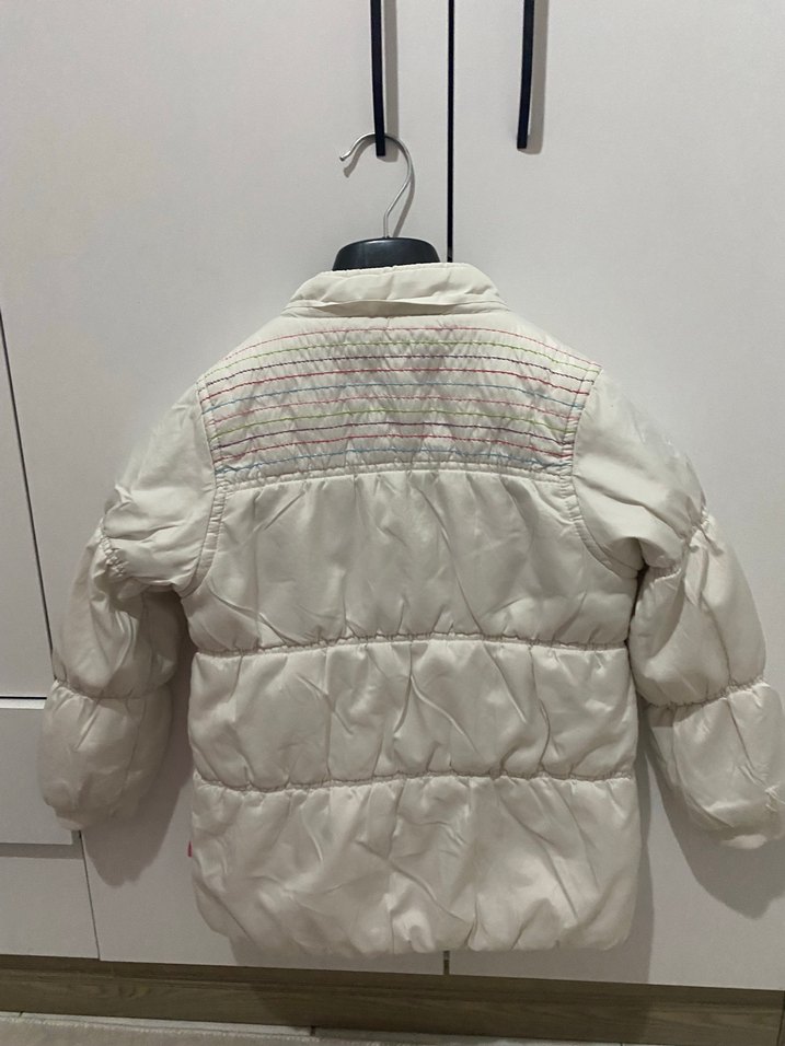 Düğmeli Beyaz Nakışlı Kız Mont - Görsel 2