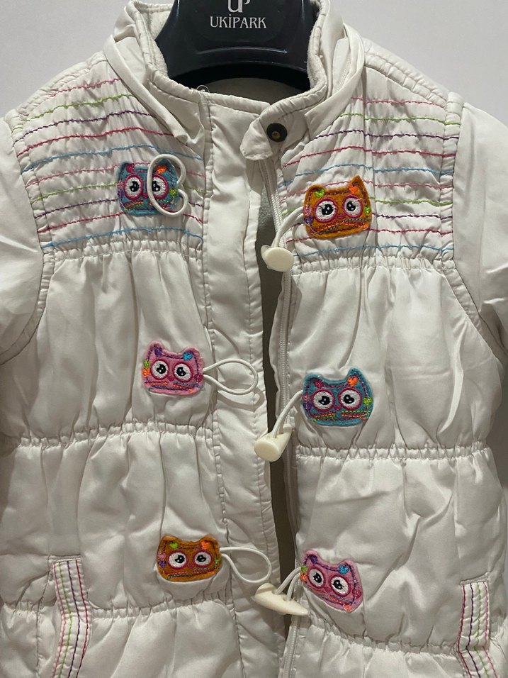 Düğmeli Beyaz Nakışlı Kız Mont - Görsel 4