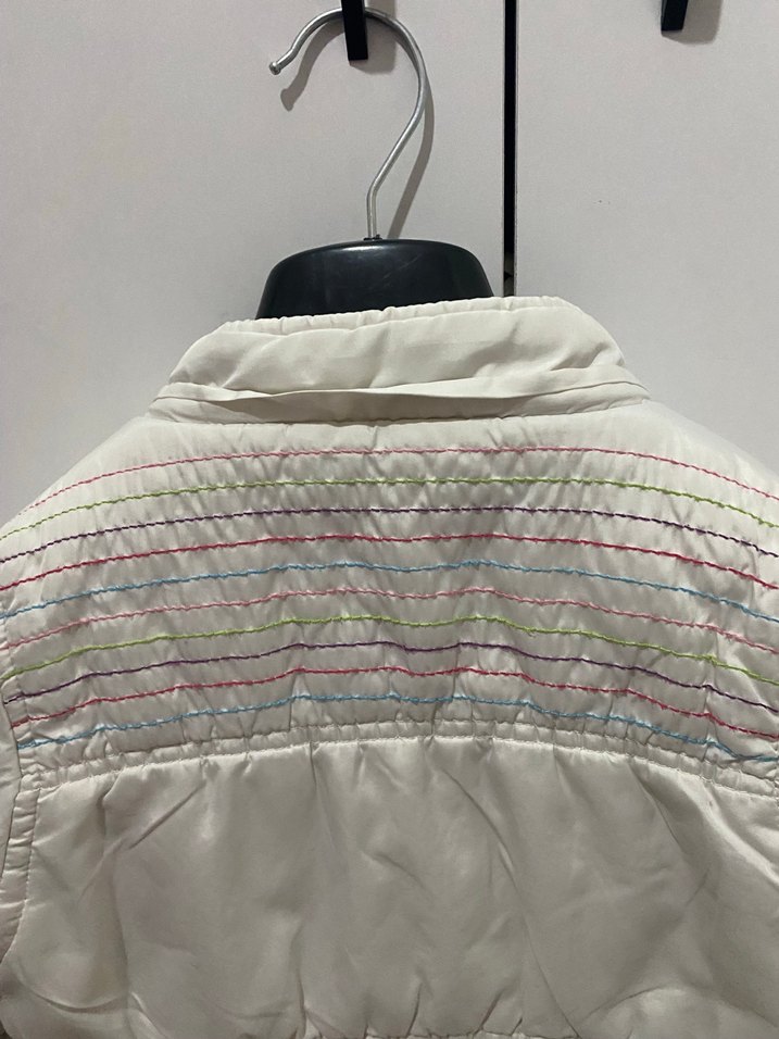 Düğmeli Beyaz Nakışlı Kız Mont - Görsel 3